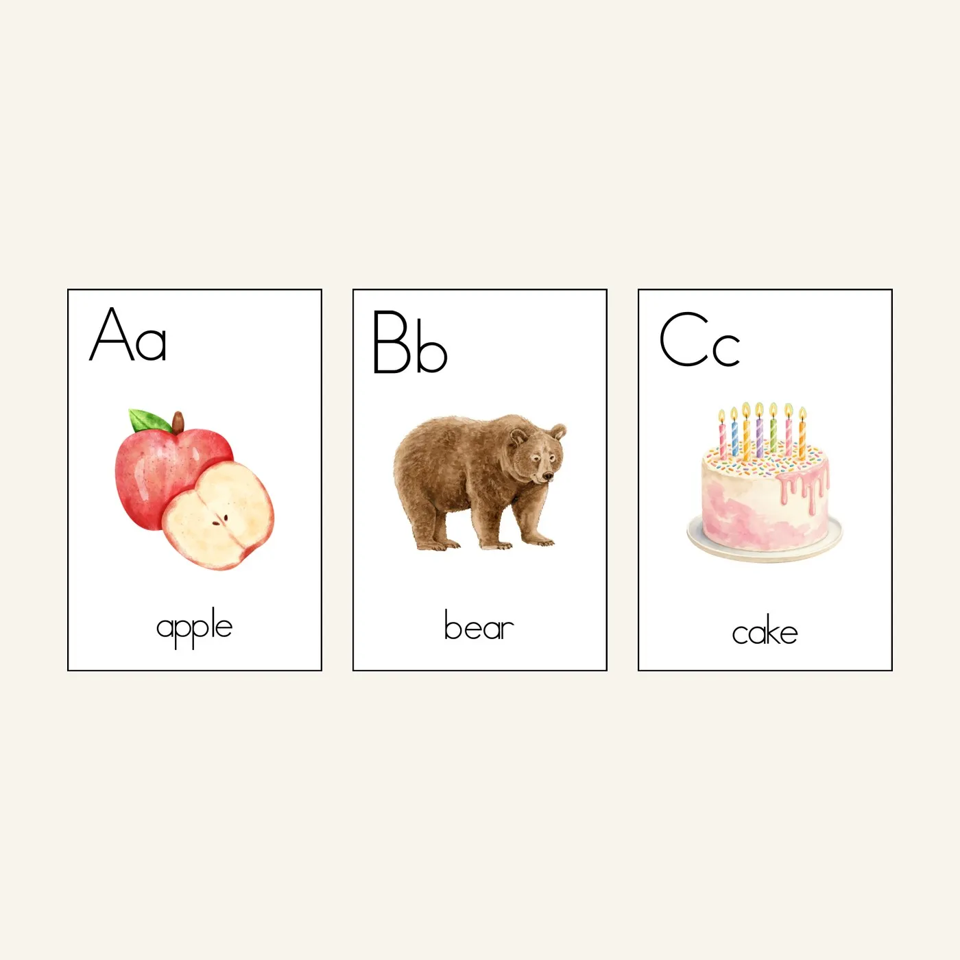 Três cartões do alfabeto lado a lado — Aa com uma maçã, Bb com um urso e Dd com uma porta, em ilustração de aquarela.